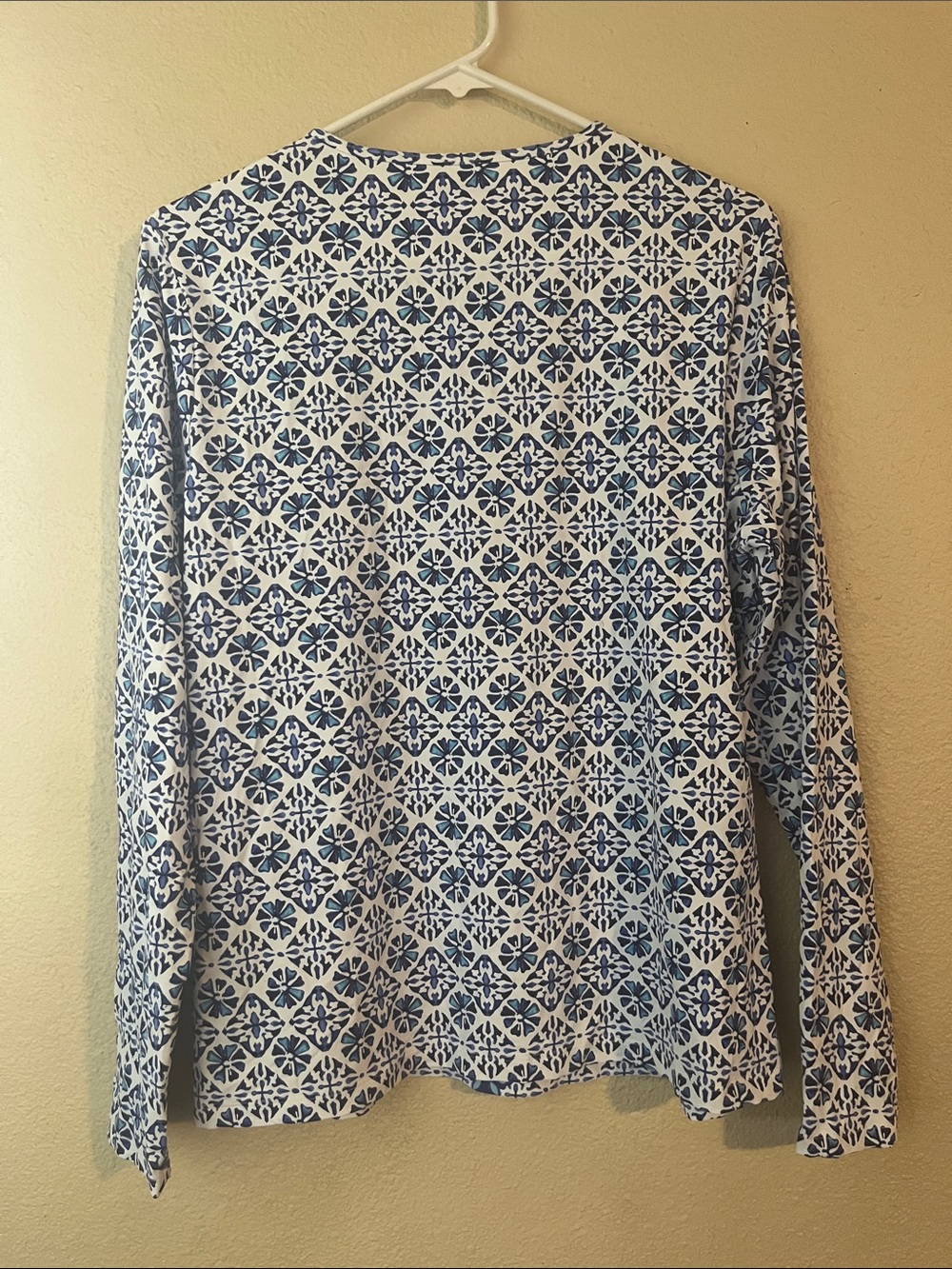 Women’s Large Lands' End Blue and White Geometric Long Sleeve Rash Guard - Picture 4 of 4